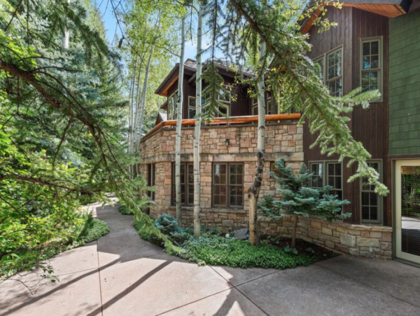 Luxurious Ski-in/ Ski-out Vacation Home - Family-Friendly Retreat
